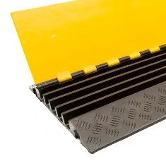 Passe cable 5 canaux ouvert zoom.webp