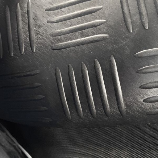 M² DE CAOUTCHOUC DAMIER LARG.1450 MM EP. 4 MM. (copie)